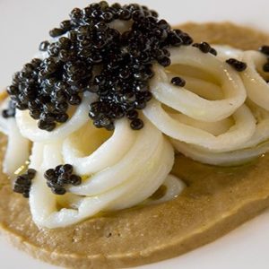 A receita de Stefano Cerveni: um luxuoso creme de lentilhas, lulas e caviar