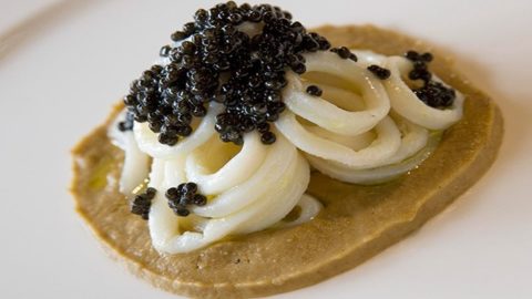 La recette de Stefano Cerveni : une luxueuse crème de lentilles, calamars et caviar