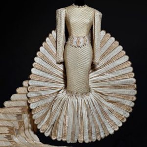 धन जुटाने के लिए अंतरराष्ट्रीय हस्तियों द्वारा दान किए गए अद्वितीय टुकड़ों के साथ फैशन और कला