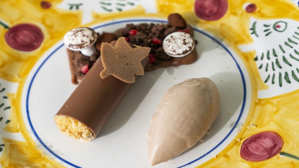 Cokelat dan chestnut oleh chef berbintang Gennaro Russo restoran La Sponda dari Le Sirenuse di Positano