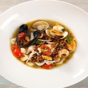 Resep Stefano De Gregorio untuk liburan: lentil rebus dengan seafood (bagi yang tidak suka cotechino)
