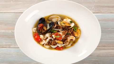 La recette de Stefano De Gregorio pour les fêtes : mijoté de lentilles aux fruits de mer (pour ceux qui n'aiment pas le cotechino)