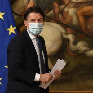 Renzi presionando, Conte: "Revisar inmediatamente después de Año Nuevo"