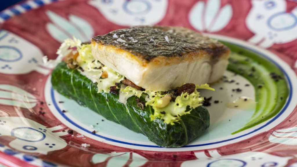 Positano'daki Le Sirenuse'nin La Sponda restoranında yıldızlı şef Gennaro Russo'nun hazırladığı escarole terrine ile levrek