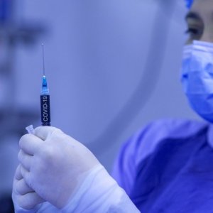 Vaccino Moderna, via libera. Italia seconda in Europa per vaccinazioni