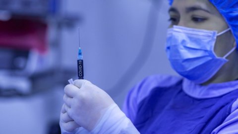 Vaccini, allarme Biontech: “Da soli non ce la facciamo, servono altre dosi”