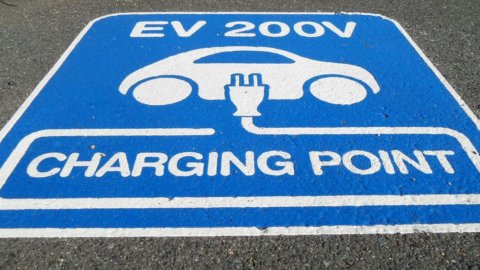 Auto elettriche: ancora pochi punti di ricarica sulle autostrade, differenze Nord-Sud. Il turismo ne risente