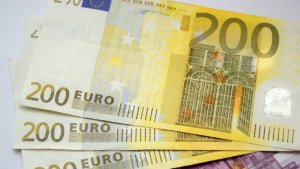 Soldi in banconote da 200 euro