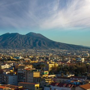 Campi Flegrei, iI bradisismo è più minaccioso. Per ora nessun pericolo, ma probabile allerta arancione