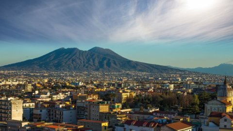 Terremoto: notte in strada a Pozzuoli per la scossa di ieri sera. “Non è finita” dicono i tecnici