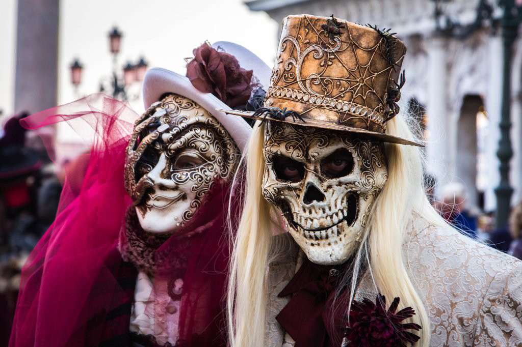 Dos máscaras de carnaval con calavera en Venecia