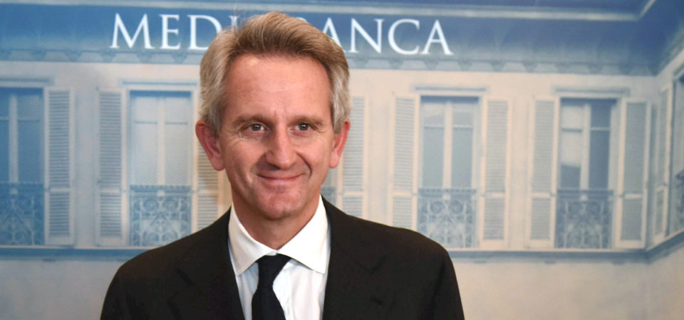 Mediobanca festeggia risultati record e accelera l’Ops su Banca Generali per battere sul tempo Mps