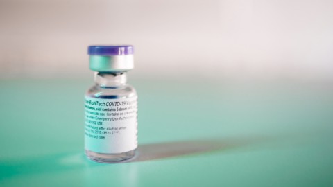 Vaccino Moderna distribuito anche via Poste Italiane
