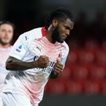 La Juve si fa beffare da Kessié ma batte il Parma con gli esuberi (2 a 0) e sale in vetta. Oggi Napoli-Como e la trasferta  dell’Inter a Cagliari