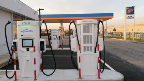 Enel X, le colonnine di ricarica ultraveloci arrivano nei distributori IP