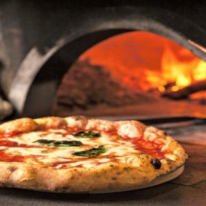 Pizza napolitaine : levée, savoir-faire manuel, hauteur de croûte et cuisson protégée par la réglementation européenne