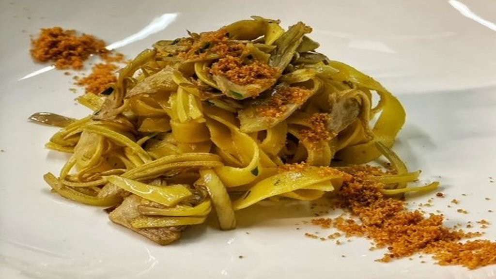 Hostaria San Benedetto'dan bottarga ile Memphis dikenli enginar tagliatelle yemeği