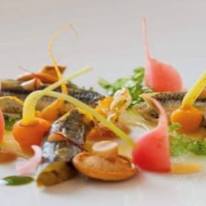 Rezept von Manuel Marchetta: In Safran marinierte Sardellen mit eingelegtem Gemüse, Papaya und Kardamom