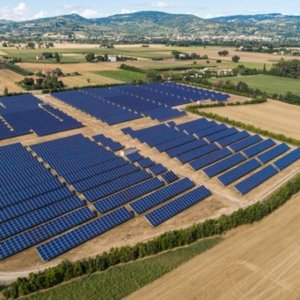 Solarpaneele, Regierung im Unklaren über Flächen für Photovoltaikfelder und Unternehmen gegen den Dekretentwurf