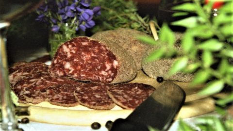 Pitina: o premiado almôndega-salame dos vales alpinos de origem humilde