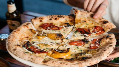 Pizza en compétition : les pizzaïolos jugent qui la fait mieux dans le four domestique