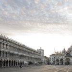 Venezia, l’installazione “Dream in Transit” di JR sulla facciata delle Procuratie in Piazza San Marco