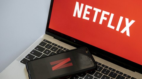 Netflix: la password condivisa fra parenti e amici non sarà più gratis. Gli abbonati calano, il titolo crolla