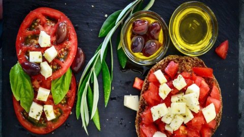 pomodori formaggio olio base della dieta mediterranea