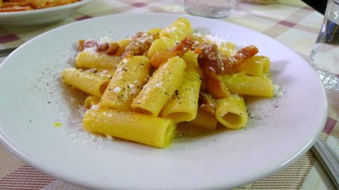 Horror gastronômico do NYT: carbonara de tomate defumado