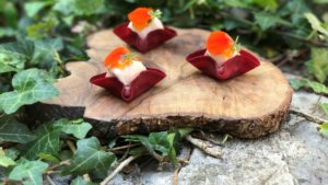 Ravioli di barbabietola con fermentino* fresco alle erbe aromatiche