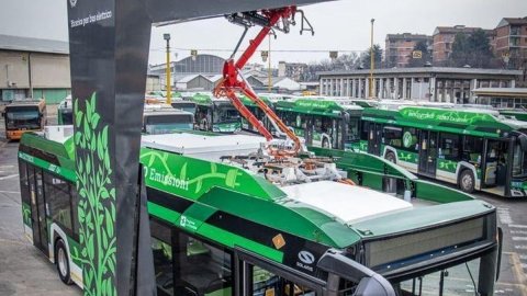 Milano, încărcare rapidă pentru autobuzele electrice: „plin” în 8 minute