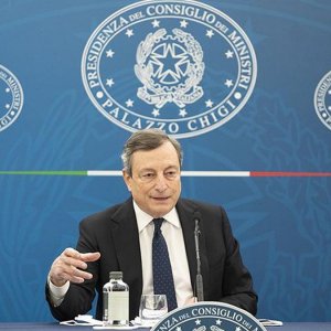 Draghi: “Il governo continua finché riesce a lavorare”. Patto sociale, interventi su cuneo e salario minimo