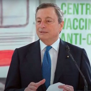 Draghi a Bergamo: “La campagna vaccini non si ferma, a qualunque costo”