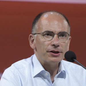 税のくさび: Letta は、政府と社会的パートナーとの間で、XNUMX か月分の給与に相当するショック カットに関する協定を提案しています。