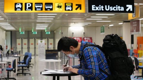 Pasqua, stretta sui viaggi all’estero: tampone e quarantena