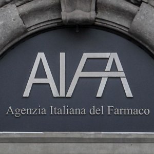 Astrazeneca pesa sulle Borse ma Terna, Stellantis e Leonardo salvano Milano