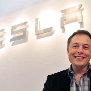 Tesla valuta l’acquisto di una quota del gigante minerario Glencore per garantirsi cobalto e litio per le batterie