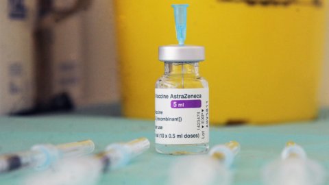 एस्ट्राजेनेका वैक्सीन युक्त शीशी