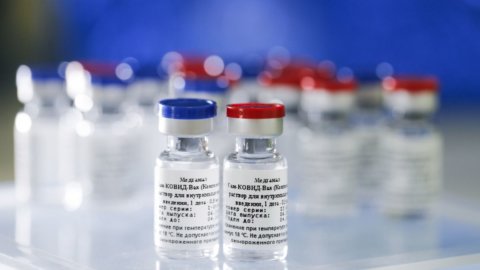 Vaccini: Sputnik verrà prodotto in Italia ma non convince i russi