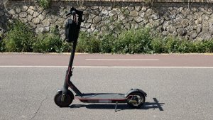 Monopattino elettrico davanti alla pista ciclabile