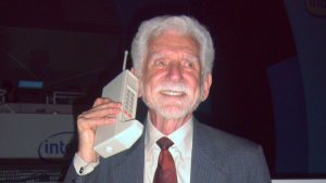 Martin Cooper utilizza il primo cellulare