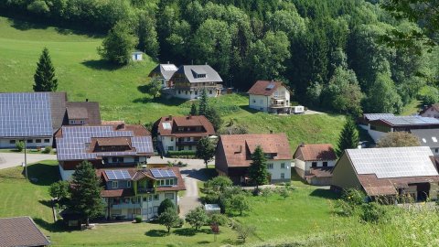 Comunità energetiche rinnovabili a passo troppo lento: in tutto sono meno di 200. A Torino ne nasce una nuova, ma la burocrazia pesa