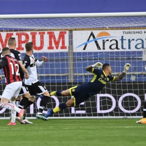 El Milan conquista al Parma, le toca al Inter y la Juve responder