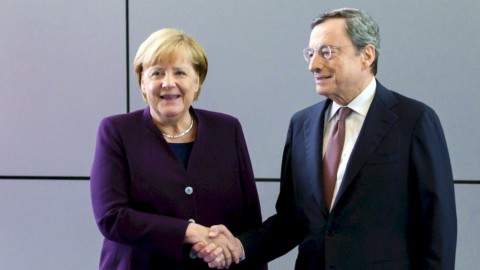 Draghi la Berlin de la Merkel: „Va trebui să ne ajutăm reciproc în privința migranților”