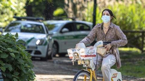 Covid, nur 1 von tausend Infektionen im Freien (mit Maske)