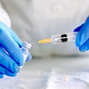 Vaccini e variante Delta: “Una sola dose non rende immuni”