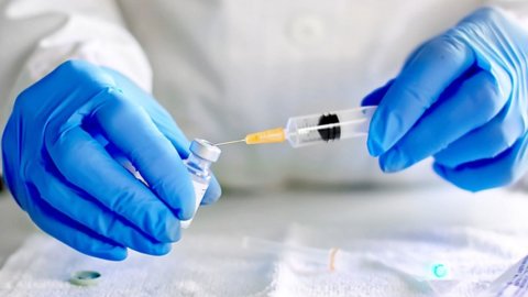 Vaccini over 50, prenotazioni dal 10 maggio: ecco le novità