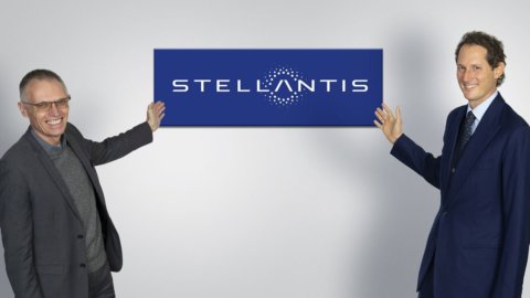 Stellantis, i conti 2021 sorprendono gli analisti: utili moltiplicati per tre, un premio anche ai dipendenti 