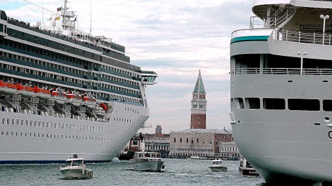 Covid, Italien, den ganzen April über gepanzert: Stopp für große Schiffe in Venedig, Wende für Wettbewerbe