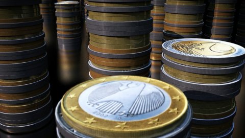 SĂ SE ÎMPĂLĂ AZI – Euro sa născut oficial acum 23 de ani